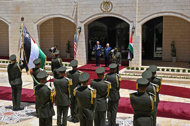 Presiden AS Joe Biden bertemu dengan pemimpin Palestina Mahmoud Abbas di Tepi Barat yang diduduki pada hari Jumat, 15 Juli 2022. 