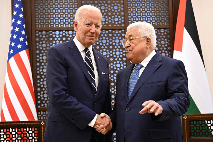 Kedatangannya di Betlehem terjadi menjelang kunjungan ke Arab Saudi, yang para pemimpinnya pada hari Jumat mengubah aturan penerbangan dengan sikap terbuka terhadap Israel.