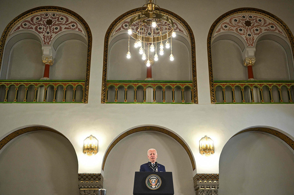 Mengalihkan perhatiannya ke urusan Palestina, Biden mengunjungi sebuah rumah sakit di Yerusalem timur yang dicaplok Israel pada hari Jumat, di mana ia mengumumkan paket bantuan USD100 juta untuk institusi medis di daerah tersebut.