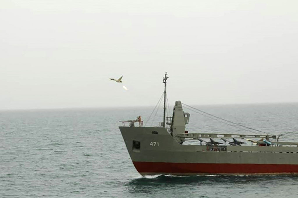 “Semua jenis drone canggih terbaru yang diproduksi oleh militer dan Kementerian Pertahanan telah terbang di atas perairan Samudra Hindia untuk menunjukkan kemampuan mereka,” tambahnya sembari menunjukkan gambar drone yang lepas landas dari kapal AL Iran.