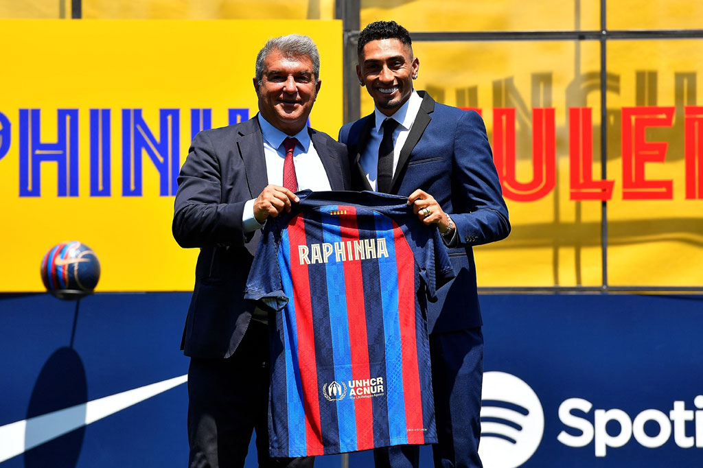 Presiden Barcelona Joan Laporta memberi Raphinha kaus Barca dengan namanya di atasnya, tetapi tanpa nomor, sebelum keduanya menandatangani kontrak, di tempat latihan Joan Gamper, Sant Joan Despi, Barcelona, ??pada Jumat, 15 Juli 2022.