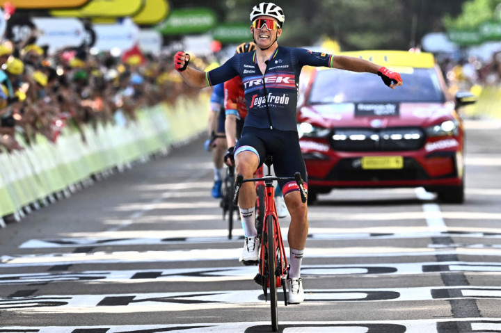 Mads Pedersen mencatatkan sukses perdananya dalam Tour de France setelah menjuarai etape ke-13 sejauh 193 km dari Le Bourg d'Oisans, Jumat, 15 Juli 2022 waktu setempat.