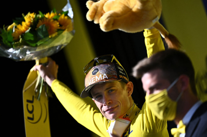 Sementara itu Jonas Vingegaard masih mempertahankan kaus kuning sebagai penanda pemimpin klasemen keseluruhan setelah sepanjang balapan etape 13 bertahan dalam rombongan utama di bawah cuaca terik ketika Tour meninggalkan Pegunungan Alpen.