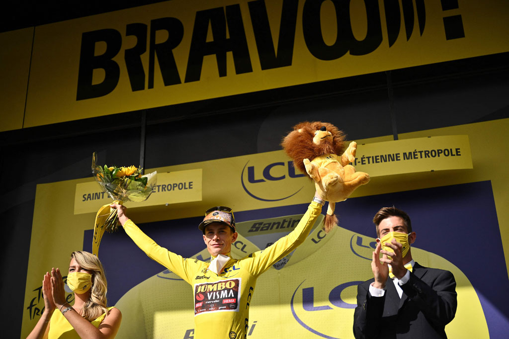 Vingegaard berada di atas pembalap sepeda Slovenia Tadej Pogacar dalam klasemen keseluruhan dengan selisih dua menit dan 22 menit, sedangkan juara Tour de France 2018 Geraint Thomas menempati urutan ketiga, terpaut empat detik lebih jauh lagi dari peringkat kedua. 