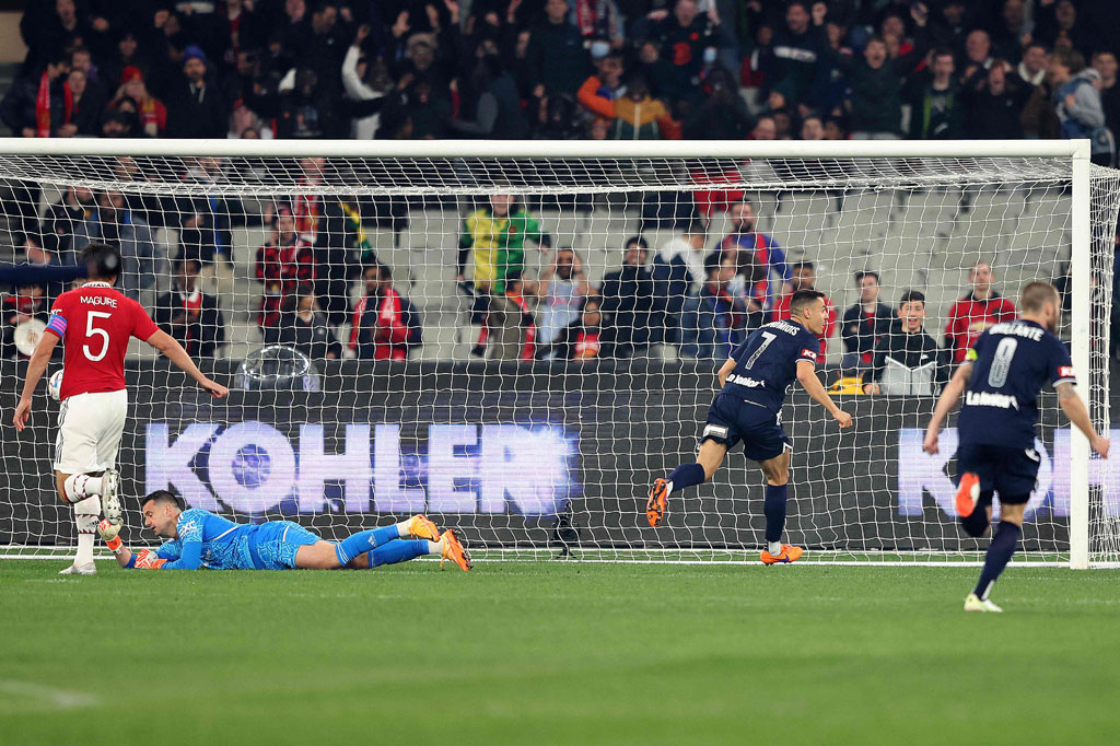 Melbourne Victory memimpin lebih dulu pada menit keempat lewat sepakan Chris Ikonomidis usai menyambut umpan silang Ben Folami yang tidak mampu ditahan kiper pengganti Tom Heaton.