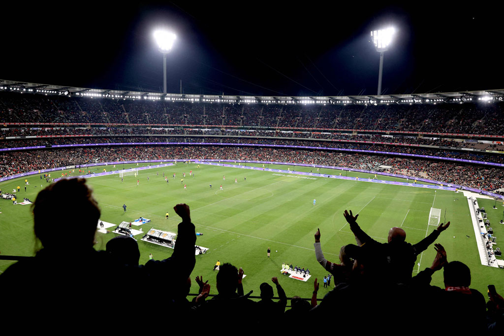 MU baru bisa menyamakan kedudukan beberapa menit sebelum jeda lewat sepakan Scott McTominay yang sempat membentur kaki pemain lawan dan melewati kiper Victory Paul Izzo.