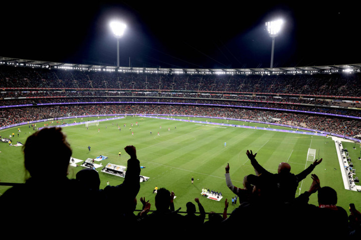 MU baru bisa menyamakan kedudukan beberapa menit sebelum jeda lewat sepakan Scott McTominay yang sempat membentur kaki pemain lawan dan melewati kiper Victory Paul Izzo.