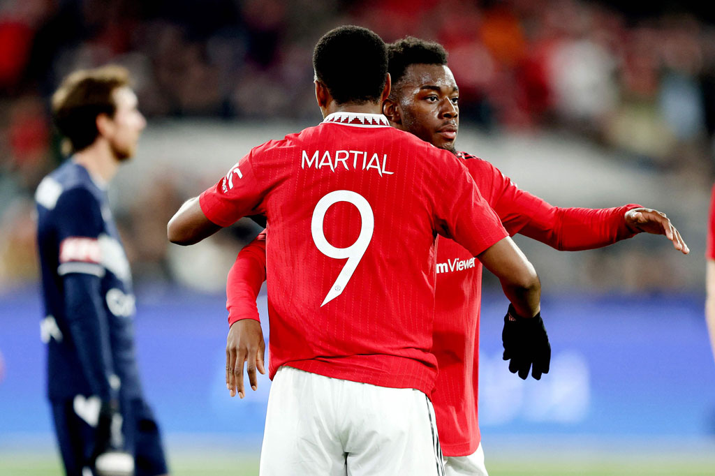 Anthony Martial mencetak gol kedua MU pada injury time babak pertama dengan tendangan jarak dekat meneruskan sontekan rapi Anthony Elanga.