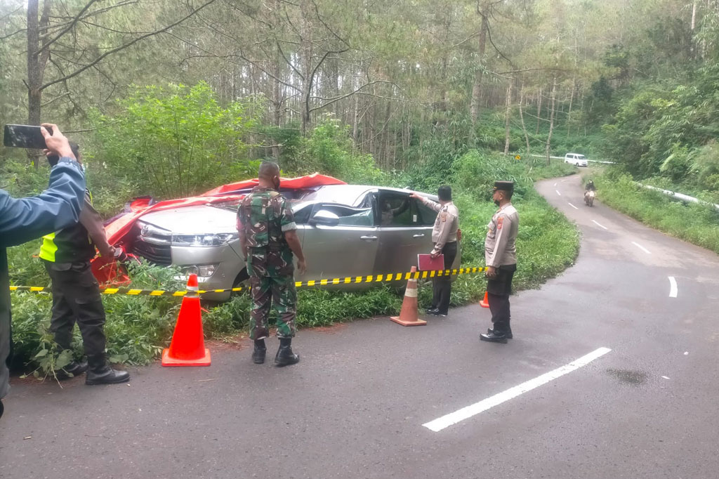 Sebuah pohon pinus tumbang dan menimpa mobil Toyota Innova nomer polisi Z 1329 PG, di Tasikmalaya, Jawa Barat, Jumat, 15 Juli 2022 sekitar pukul 08.10 WIB. Peristiwa yang terjadi di Jalan Karaha Bodas Area 7, Kecamatan Kadipaten tersebut mengakibatkan pengemudi Saeful Rizal, 26, meninggal dunia.