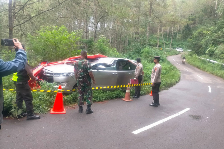 Sebuah pohon pinus tumbang dan menimpa mobil Toyota Innova nomer polisi Z 1329 PG, di Tasikmalaya, Jawa Barat, Jumat, 15 Juli 2022 sekitar pukul 08.10 WIB. Peristiwa yang terjadi di Jalan Karaha Bodas Area 7, Kecamatan Kadipaten tersebut mengakibatkan pengemudi Saeful Rizal, 26, meninggal dunia.