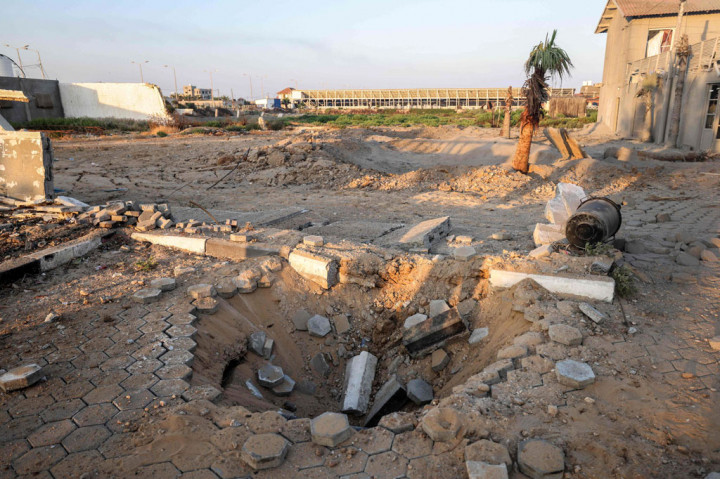 Pemandangan umum kehancuran menyusul serangan udara Israel di kota Gaza.