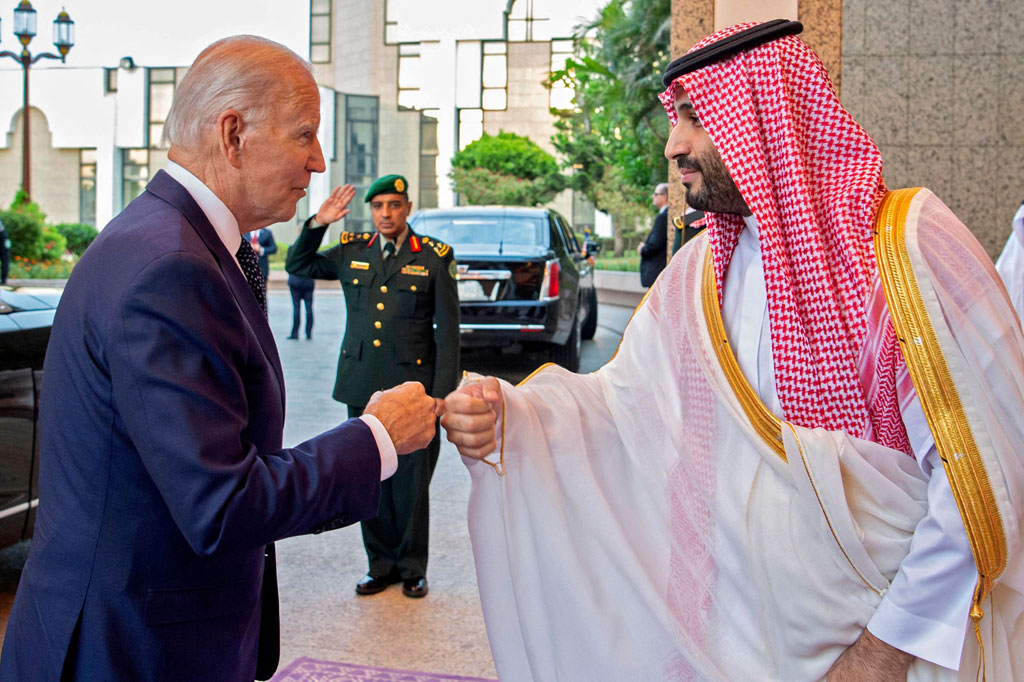 Putra Mahkota Saudi Mohammed bin Salman (kanan) melakukan salam kepal dengan Presiden AS Joe Biden di Istana Al-Salam, pelabuhan Laut Merah Jeddah, Kamis, 15 Juli 2022.