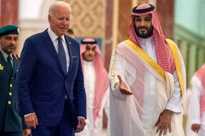  Presiden Amerika Serikat, Joe Biden pada Jumat, 15 Juli 2022, mengatakan dirinya memberi tahu Pangeran Muhammad bin Salman bahwa putra mahkota kerajaan Arab Saudi itu dianggap bertanggung jawab atas pembunuhan jurnalis Washington Post, Jamal Khashoggi.