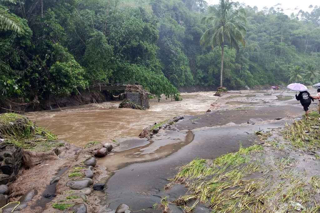 Jembatan penghubung putus diterjang banjir bandang di Kampung Naga, Desa Neglasari, Kecamatan Salawu, Kabupaten Tasikmalaya, Jawa Barat.