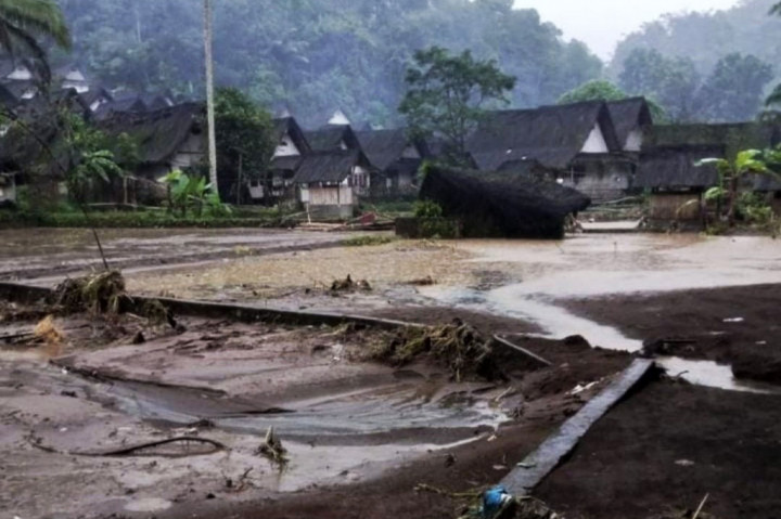 Intensitas hujan tinggi telah menyebabkan rumah adat di Kampung Naga, Desa Neglasari, Kecamatan Salawu, Kabupaten Tasikmalaya, Jawa Barat, Jumat, 15 Juli 2022 malam, diterjang banjir bandang luapan aliran Sungai Ciwulan. 
