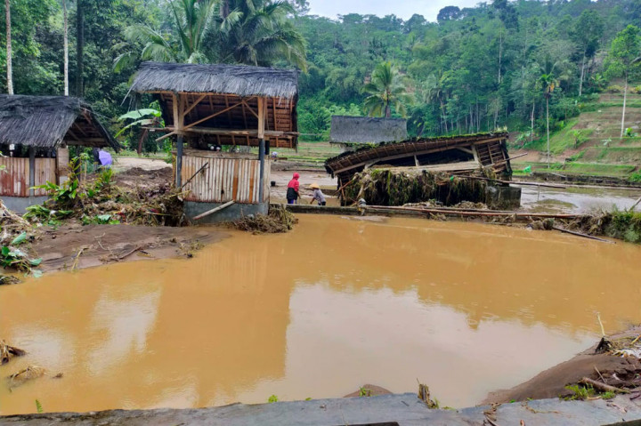 Kejadian itu, tidak menyebabkan korban jiwa tetapi mengakibatkan sekitar 30 kolam ikan dan rumah adat Kampung Naga terendam banjir, serta beberapa jembatan penghubung putus.
