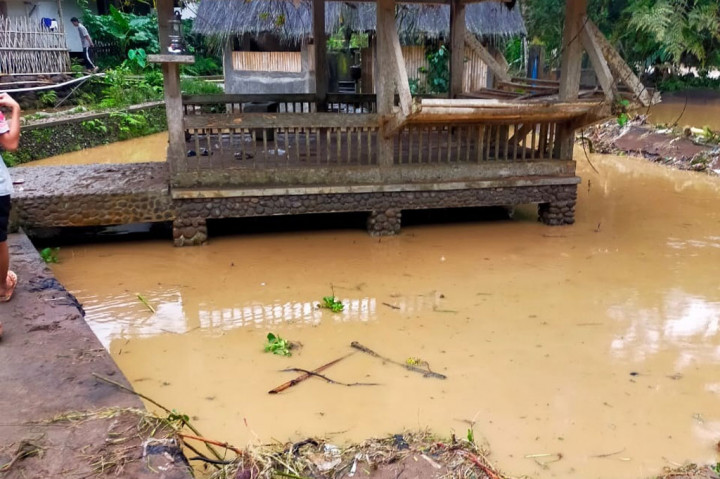 Hal senada disampaikan Sekretaris Desa Neglasari, Kecamatan Salawu, Rukman. Dia menyatakan bahwa tidak ada kerusakan di rumah adat, namun membuat 30 kolam ikan milik warga Adat termasuknya 2 hektare lahan pertanian rusak.