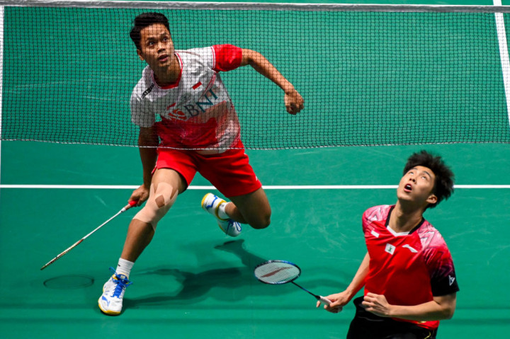 Tunggal putra Indonesia Anthony Sinisuka Ginting berusaha mengembalikan kok ke arah lawannyaL oh Kean Yew, pada babak semifinal turnamen Singapore Open, di Singapore Indoor Stadium, Sabtu, 16 Juli 2022. 