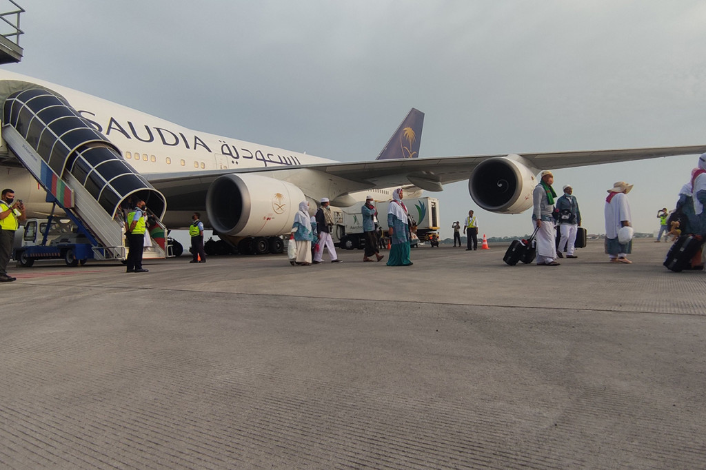 Pesawat yang ditumpangi jemaah sempat mengalami penundaan waktu keberangkatan (delay). Sehingga waktu kedatangan mundur beberapa menit dari jadwal seharusnya tiba di bandara pukul 05.15 WIB.