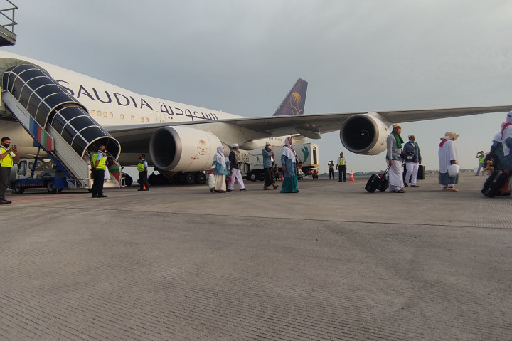 Pesawat yang ditumpangi jemaah sempat mengalami penundaan waktu keberangkatan (delay). Sehingga waktu kedatangan mundur beberapa menit dari jadwal seharusnya tiba di bandara pukul 05.15 WIB.