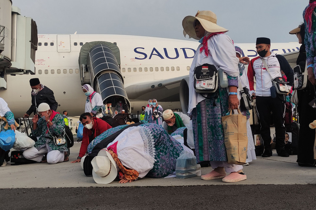 Seturun dari pesawat Boeing 747-400 nomor penerbangan SV 5004 itu, sejumlah jemaah haji melakukan sujud syukur. Mereka mengucap syukur bisa menjalankan ibadah haji dengan lancar, setelah sempat tertunda akibat pandemi covid-19.