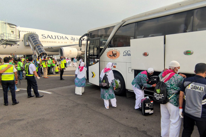 Seturun dari pesawat, rombongan haji naik bus untuk dibawa ke Asrama Haji Sukolilo Surabaya. Seluruh jemaah haji menjalani tes antigen, dan apabila ada yang bergejala akan dikarantina.