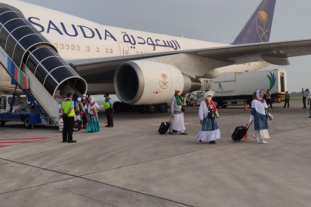 Jemaah haji Kloter 1 Debarkasi Surabaya, sudah tiba di Terminal 2 Bandara Internasional Juanda, Sidoarjo, Jawa Timur, sekitar pukul 05.51 WIB, Minggu, 17 Juli 2022.