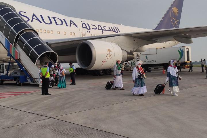 Jemaah haji Kloter 1 Debarkasi Surabaya, sudah tiba di Terminal 2 Bandara Internasional Juanda, Sidoarjo, Jawa Timur, sekitar pukul 05.51 WIB, Minggu, 17 Juli 2022.