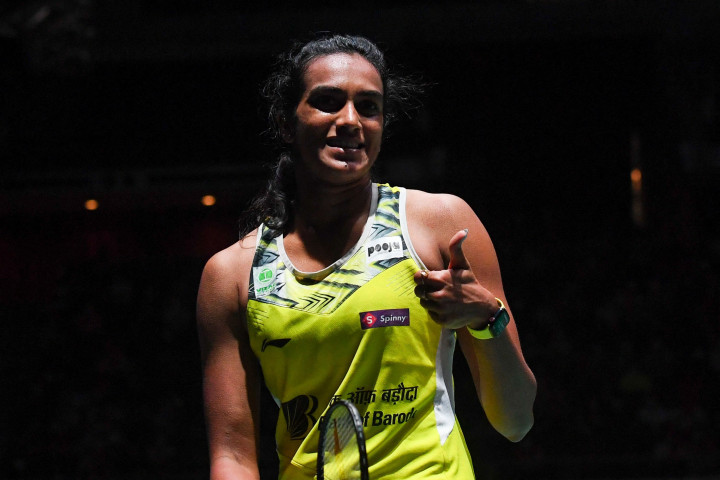 Setelah melalui laga berdurasi 58 menit, Sindhu pun memastikan gelar Singapore Open 2022 dengan kemenangan 21-9, 11-21, 21-15.