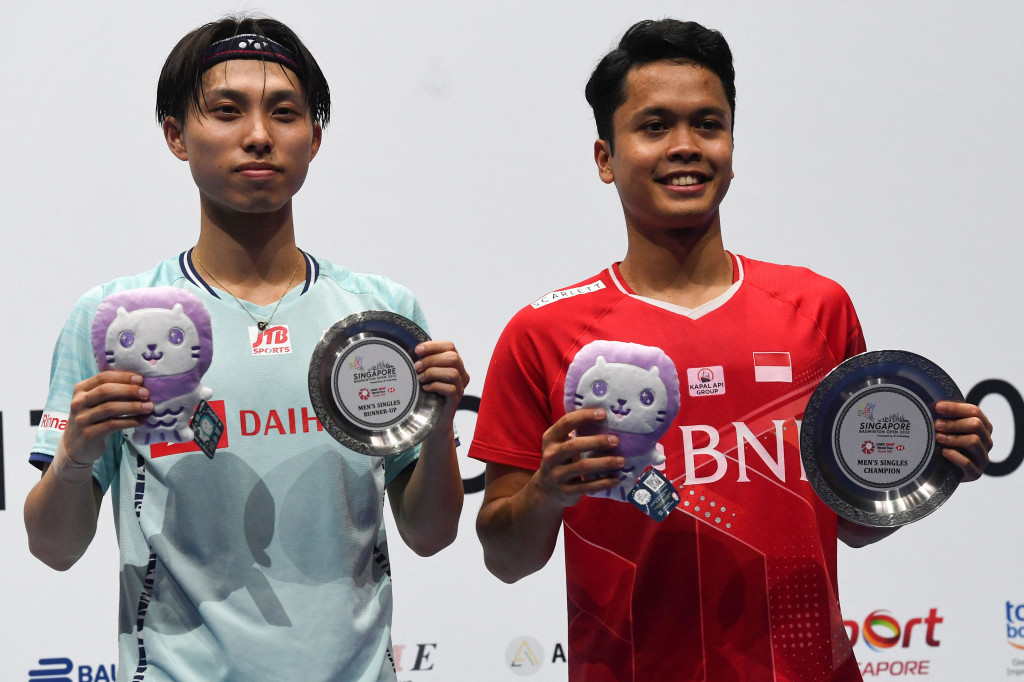 Ginting berhasil mengalahkan Kodai Naraoka, asal Jepang. Bermain selama 52 menit, pemain 25 tahun ini menang dengan skor 23-21, 21-17.