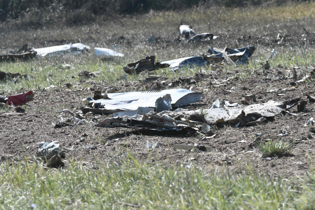 Pesawat kargo Antonov-12 jatuh dan meledak di dekat kota Kavala, Yunani utara, Sabtu, 16 Juli 2022, malam waktu setempat. Badan pesawat hancur berkeping-keping.