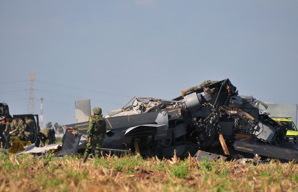 Kondisi helikopter militer Black Hawk yang rusak parah usai jatuh di Los Mochis, di negara bagian Sinaloa, Meksiko, 15 Juli 2022.