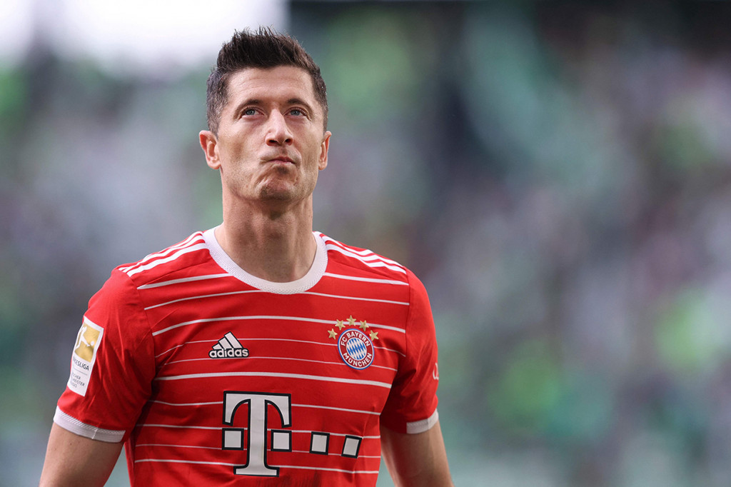 Di Bayern Muenchen, Robert Lewandowski meninggalkan jejak manis dengan capaiannya. Ia bisa membuat 344 gol dan mempersembahkan belasan trofi, di antaranya delapan titel Bundesliga dan sekali gelar Liga Champions.
