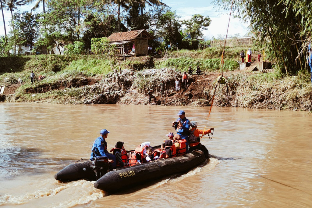 Menurutnya, pemakaian perahu karet selama ini tidak hanya untuk siswa dan orang tuanya saja, selama kegiatan itu juga tim mengangkut warga yang hendak menyebrang ada beberapa kepentingan lain, seperti belanja dan berobat hingga kegiatan penyebrangan dipastikannya semuanya dilakukan dengan cara yang aman.