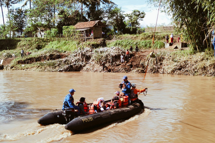 Menurutnya, pemakaian perahu karet selama ini tidak hanya untuk siswa dan orang tuanya saja, selama kegiatan itu juga tim mengangkut warga yang hendak menyebrang ada beberapa kepentingan lain, seperti belanja dan berobat hingga kegiatan penyebrangan dipastikannya semuanya dilakukan dengan cara yang aman.