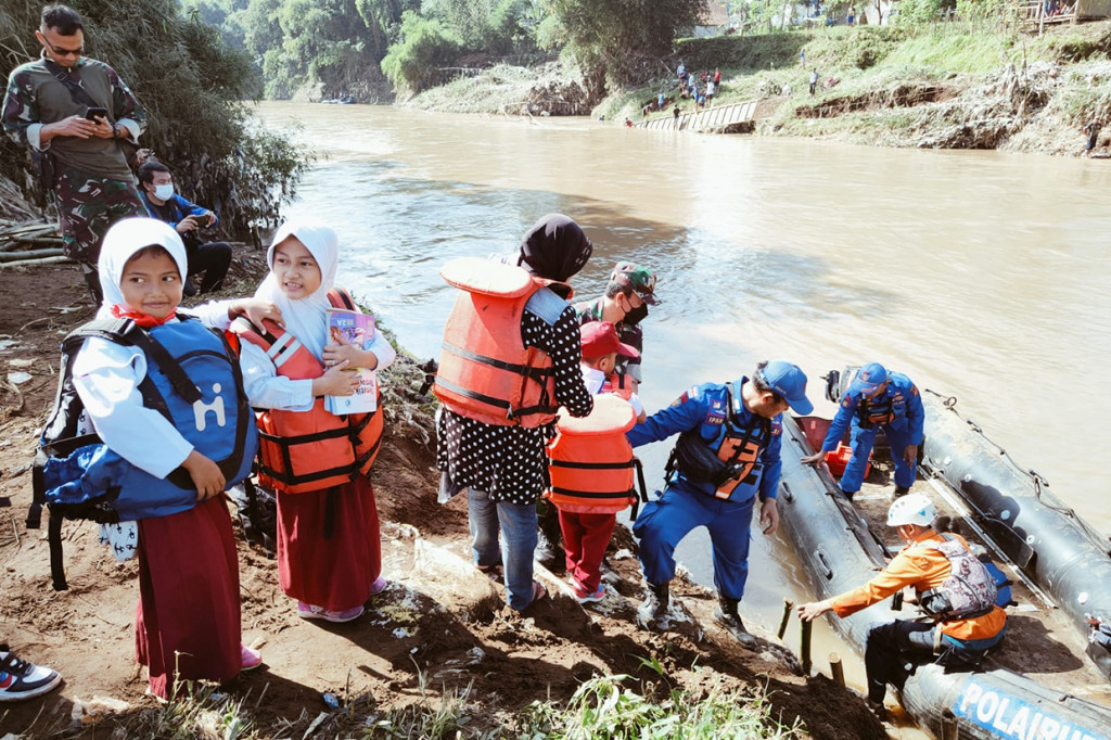 Ia mengatakan, para siswa dan orangtua saat ini dilakukan menyebrangkan menggunakan perahu karet dan caranya itu melakukan antar jemput termasuknya menyiapkan kendaraan dinas polisi di wilayah Kecamatan Garut Kota. Karena, putusnya jembatan menghubungkan dari Muara Sanding menuju Dayeuh Handap dan di kawasan perkotaan, memang ada dua jembatan yang putus, yaitu di Banyuresmi dan Garut Kota.