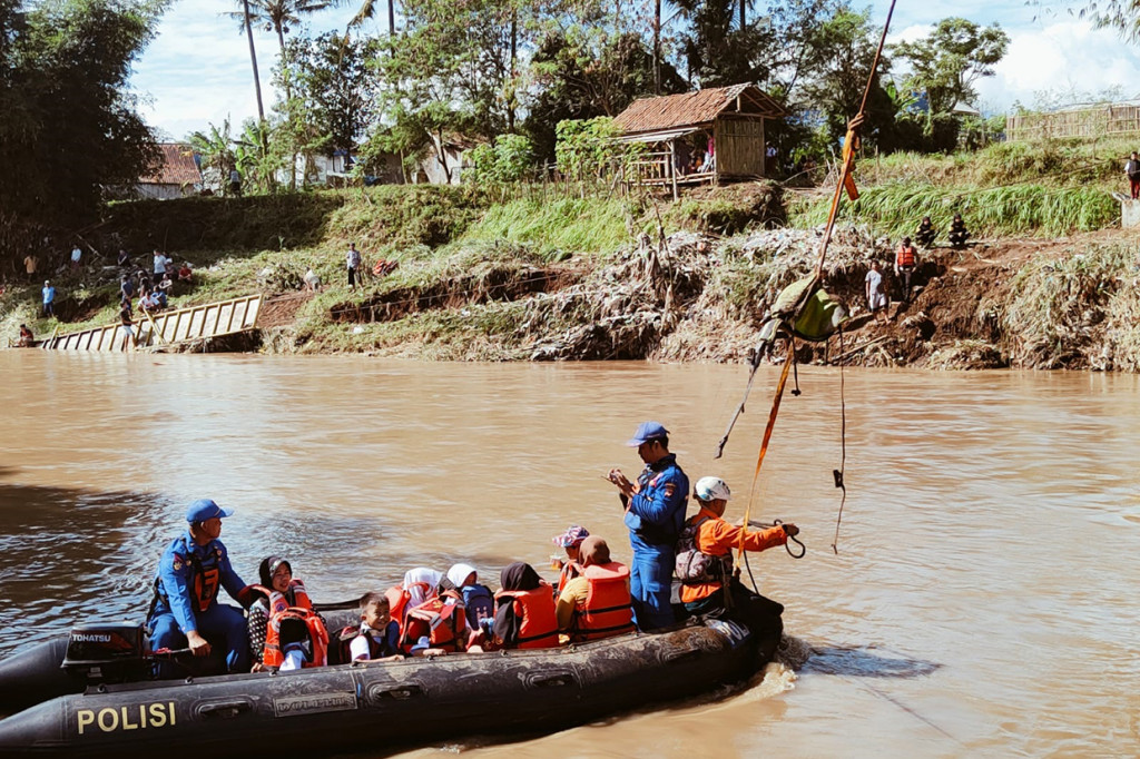 Kapolres Garut, AKBP Wirdhanto Hadicaksono mengatakan, pihaknya menerima laporan dari warga adanya jembatan penghubung antara Kecamatan Karangpawitan dan Banyuresmi putus diterjang banjir bandang sejak Jumat, 15 Juli 2022. Namun, laporan tersebut itu langsung ditindaklanjuti bersama TNI, BPBD dan FAJI dengan menyiapkan sejumlah perahu karet untuk membantu menyebrangkan para siswa dan orangtua yang mengantarkan pada hari pertama masuk sekolah.