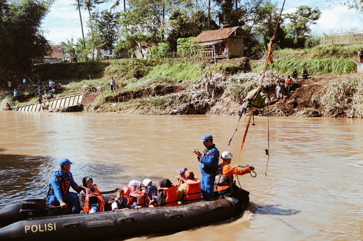 Kapolres Garut, AKBP Wirdhanto Hadicaksono mengatakan, pihaknya menerima laporan dari warga adanya jembatan penghubung antara Kecamatan Karangpawitan dan Banyuresmi putus diterjang banjir bandang sejak Jumat, 15 Juli 2022. Namun, laporan tersebut itu langsung ditindaklanjuti bersama TNI, BPBD dan FAJI dengan menyiapkan sejumlah perahu karet untuk membantu menyebrangkan para siswa dan orangtua yang mengantarkan pada hari pertama masuk sekolah.