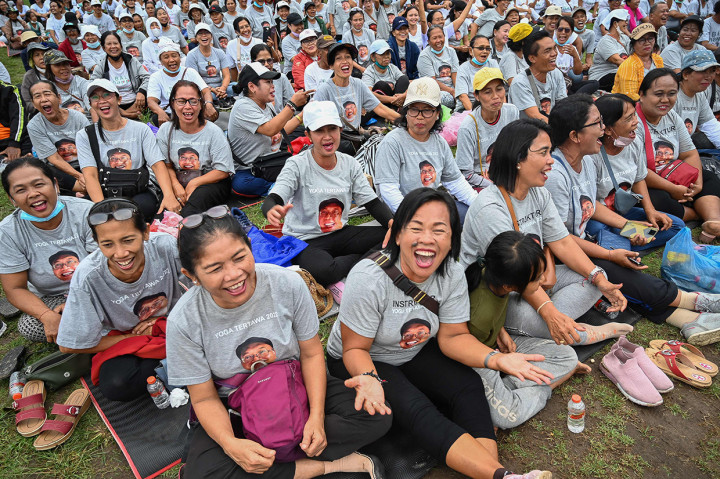 Yoga tertawa merupakan aktivitas olahraga yang memadukan tertawa dengan latihan meditasi, pernapasan, dan peregangan tubuh.