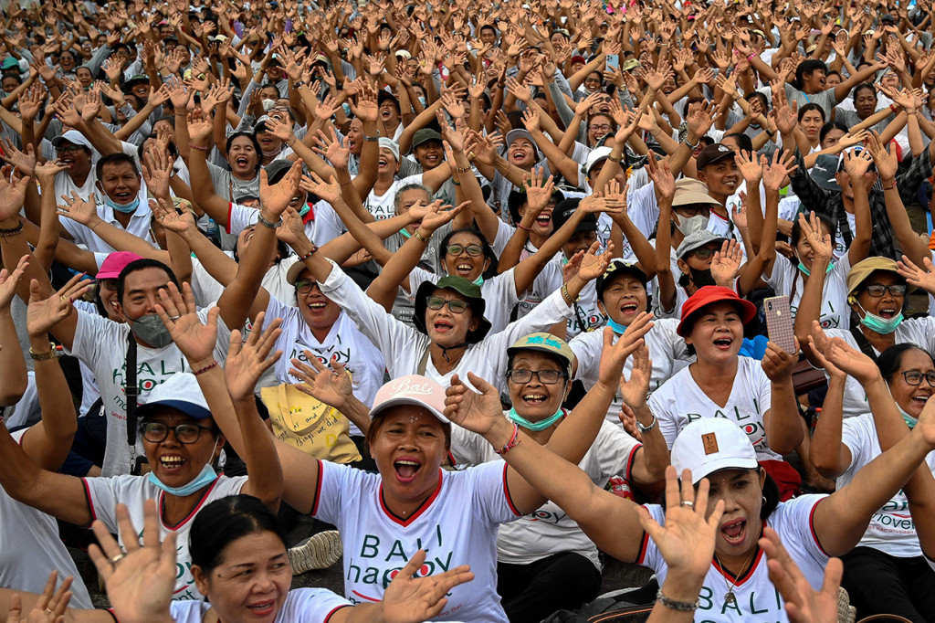Yoga tertawa juga dipercaya mengatasi gangguan tidur, mengurangi stres, dan membuat lebih rileks.