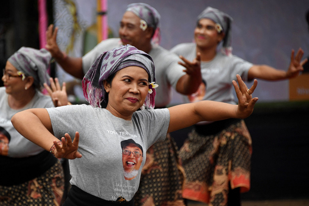 Sejumlah orang mengambil bagian dalam acara yoga tertawa di Ubud, Bali, pada 17 Juli 2022. 
