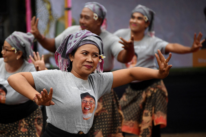 Sejumlah orang mengambil bagian dalam acara yoga tertawa di Ubud, Bali, pada 17 Juli 2022. 
