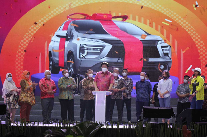 Ketua Panitia Penyelenggara Jakarta FairKemayoran (JFK) 2022 Prajna Murdaya (tengah) disaksiakn masyarakat menarik Hadia Utama pada acara seremoni penutupan di Panggung Utama JFK, Komplek JIExpo,Kemayoran, Jakarta, Minggu, 17 Juni 2022.