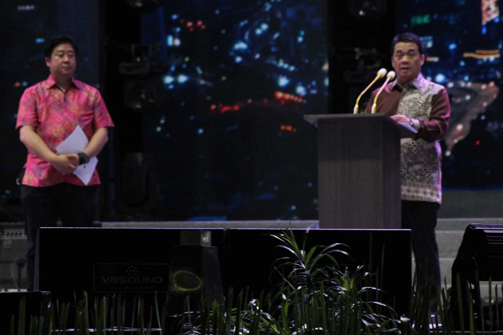 Ketua Panitia Penyelenggara Jakarta FairKemayoran (JFK) 2022 Prajna Murdaya (kiri) mendengarkan Wakil Gubenur DKI Jakarta memberikan sambutan (kanan) acara seremoni penutupan di Panggung Utama JFK, Komplek JIExpo,Kemayoran, Jakarta, Minggu, 17 Juni 2022.