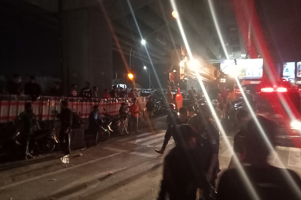 Berdasarkan pantauan Medcom.id, terdapat banyak petugas di lokasi kejadian kecelakaan maut tersebut.