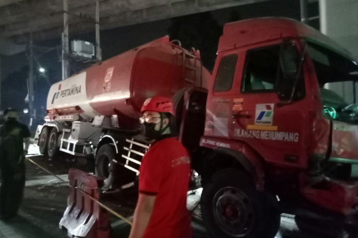 Hingga malam ini, petugas masih berupaya melakukan evakuasi truk Pertamina yang terlibat kecelakaan maut tersebut.
