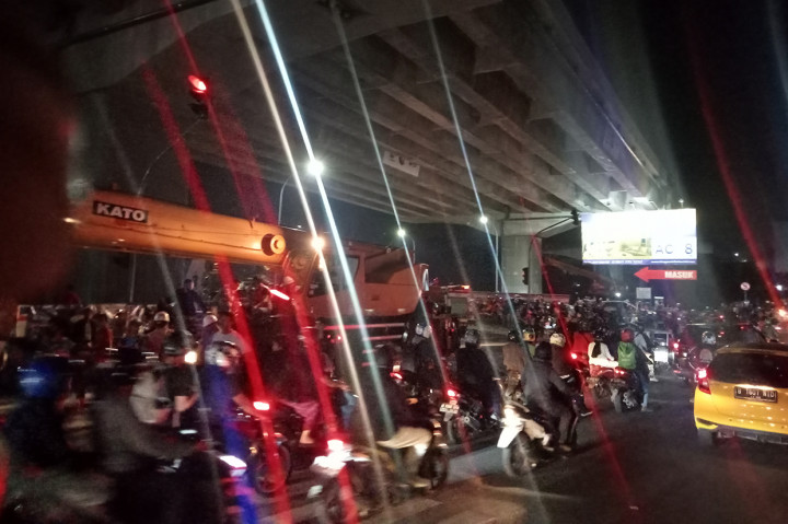 Selain itu, juga terdapat sejumlah kendaraan pengangkut dan armada pemadam kebakaran di lokasi.