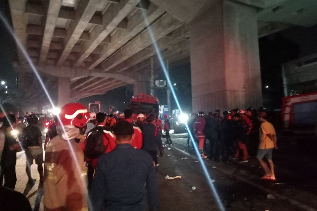 Sebanyak enam korban luka-luka pun telah dilarikan ke Rumah Sakit Mitra Keluarga Cibubur.