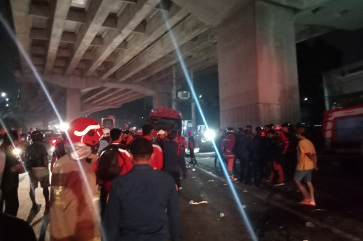 Sebanyak enam korban luka-luka pun telah dilarikan ke Rumah Sakit Mitra Keluarga Cibubur.