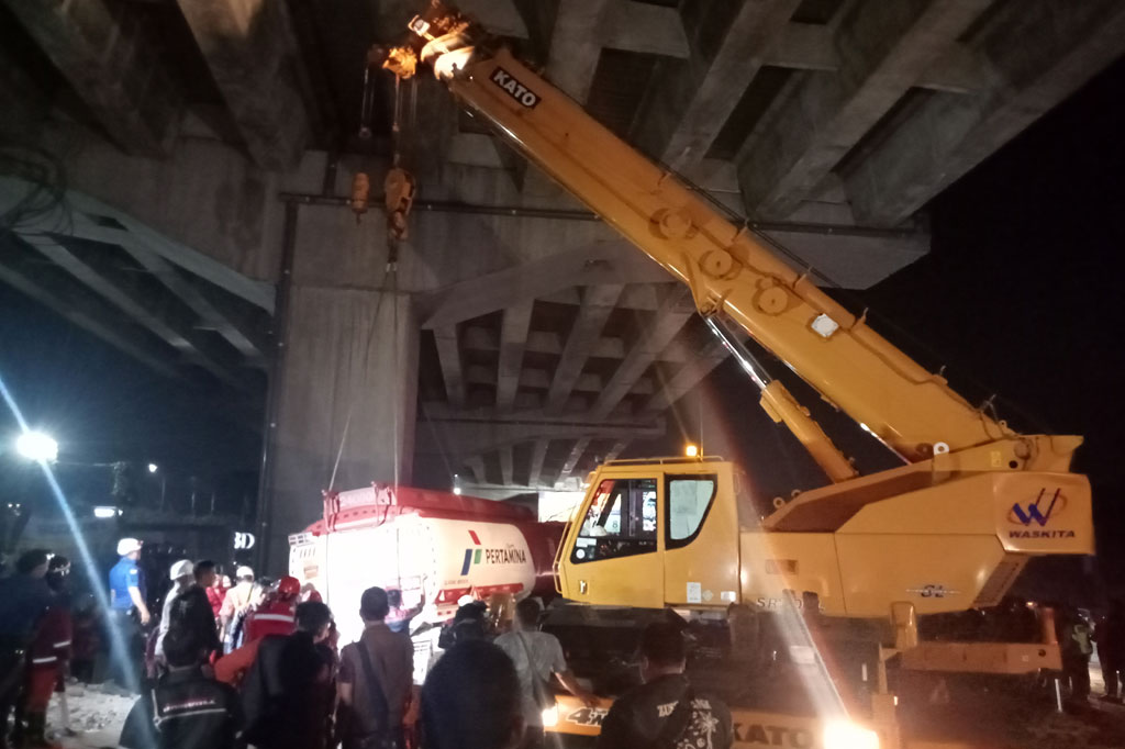 Terdapat sejumlah alat berat yang digunakan dalam proses evakuasi tersebut. Selain itu, juga terdapat armada Pemadam Kebakaran yang digunakan untuk menyiram bagian tangki serta bawah truk Pertamina tersebut.